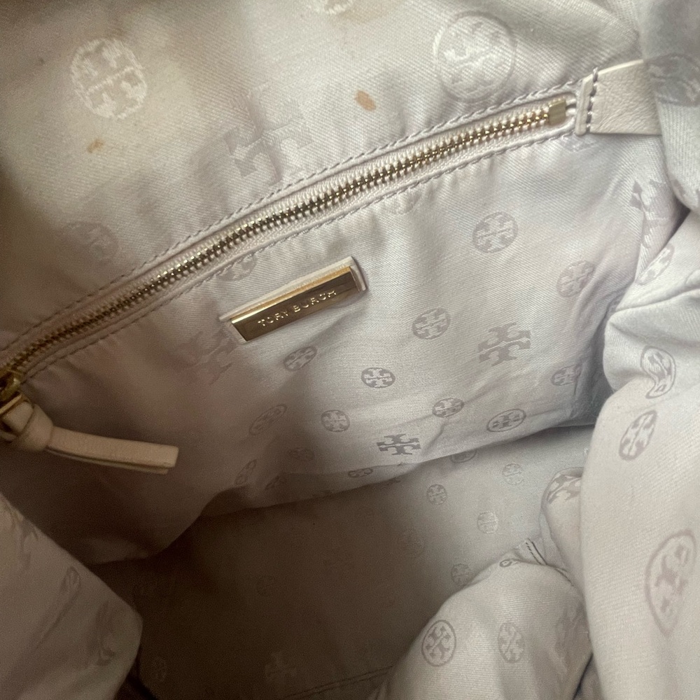 Tory Burch Elegant Cream Quilted Shoulder Bag - Picture 4 of 7